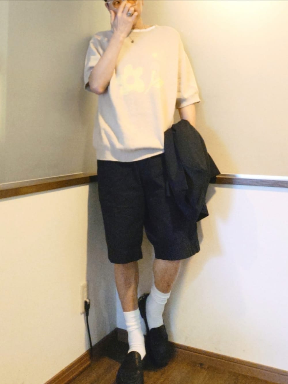 ブルー系のその他アウター、ベージュ系のニット/セーター、ブルー系のチノパンツを着用したメンズの夏コーディネートの2枚目の写真