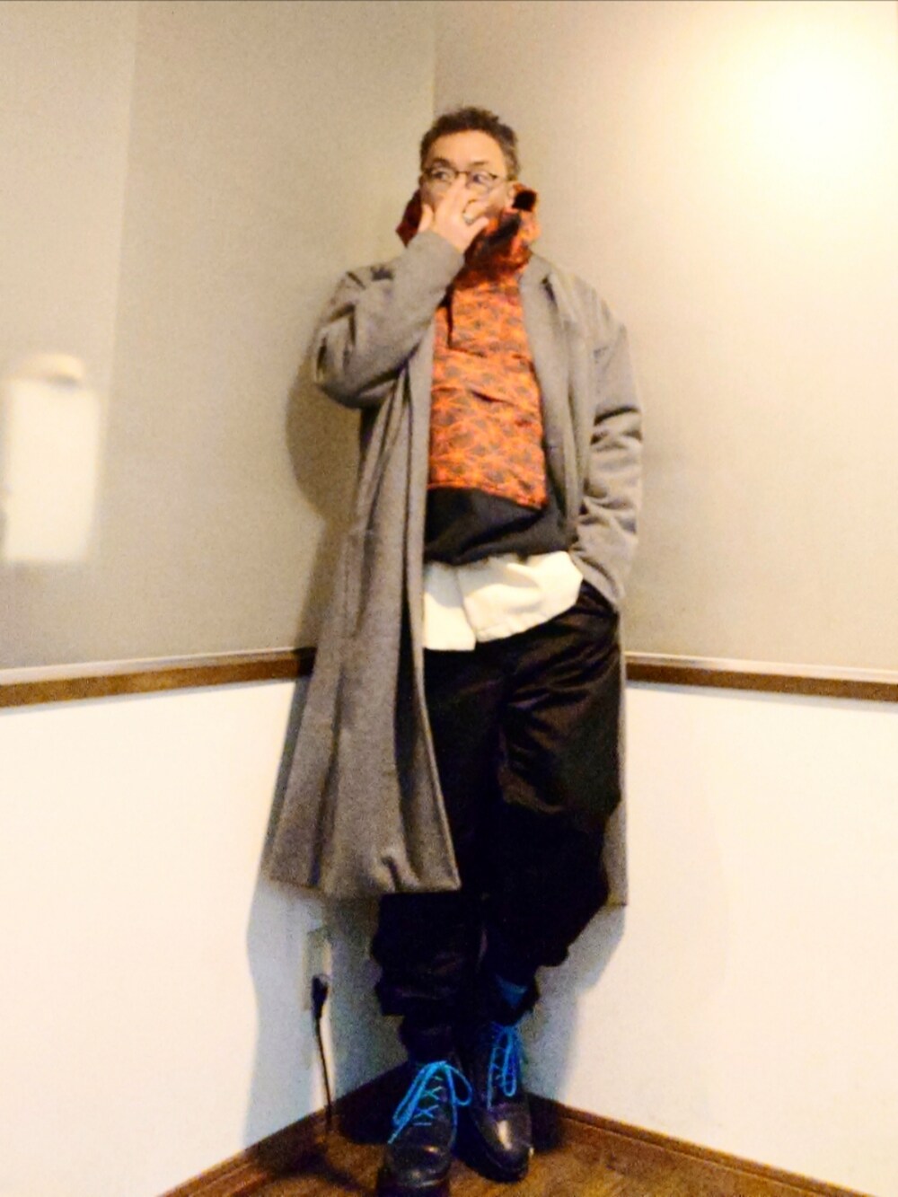 レッド系のブルゾン、グレー系のチェスターコート、ホワイト系のシャツ/ブラウスを着用したメンズの冬コーディネートの2枚目の写真