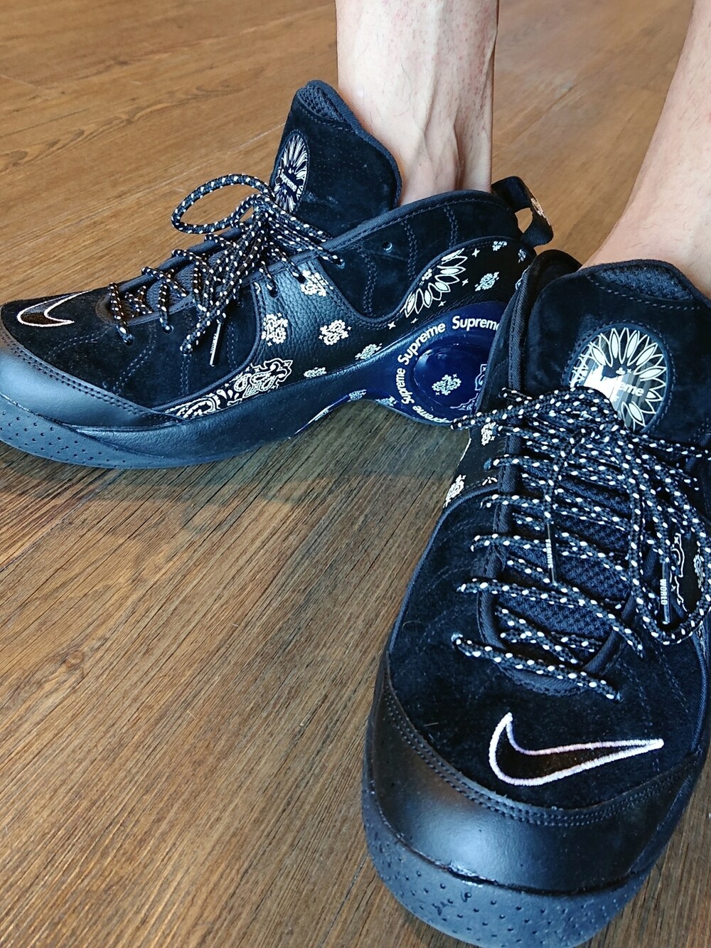 グリーン系のシャツ/ブラウス、ブラック系のTシャツ/カットソー、ブラック系のパンツを着用したメンズの夏コーディネートの2枚目の写真