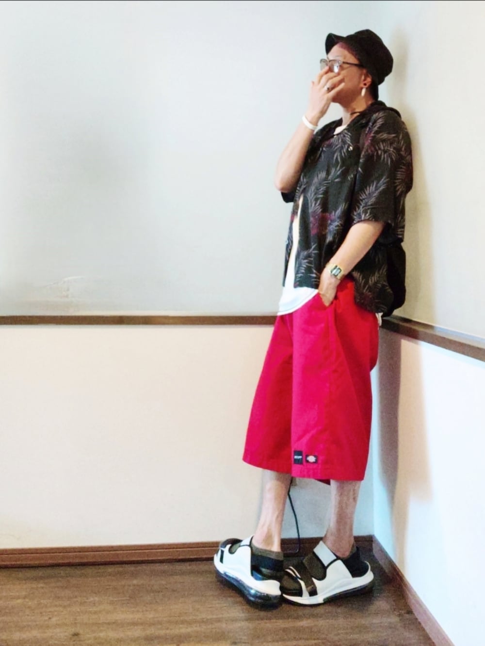 ブラック系のシャツ/ブラウス、レッド系のチノパンツ、ホワイト系のサンダルを着用したメンズの夏コーディネートの2枚目の写真