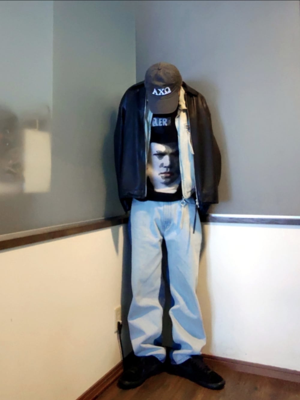 ブラック系のブルゾン、ブルー系のデニムジャケット、ブルー系のデニムパンツを着用したメンズの春コーディネートの2枚目の写真