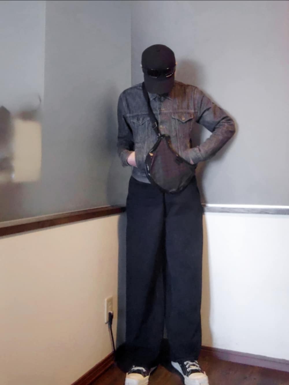 ブラック系のデニムジャケット、ブラック系のショルダーバッグ、ブラック系のデニムパンツを着用したメンズの春コーディネートの2枚目の写真