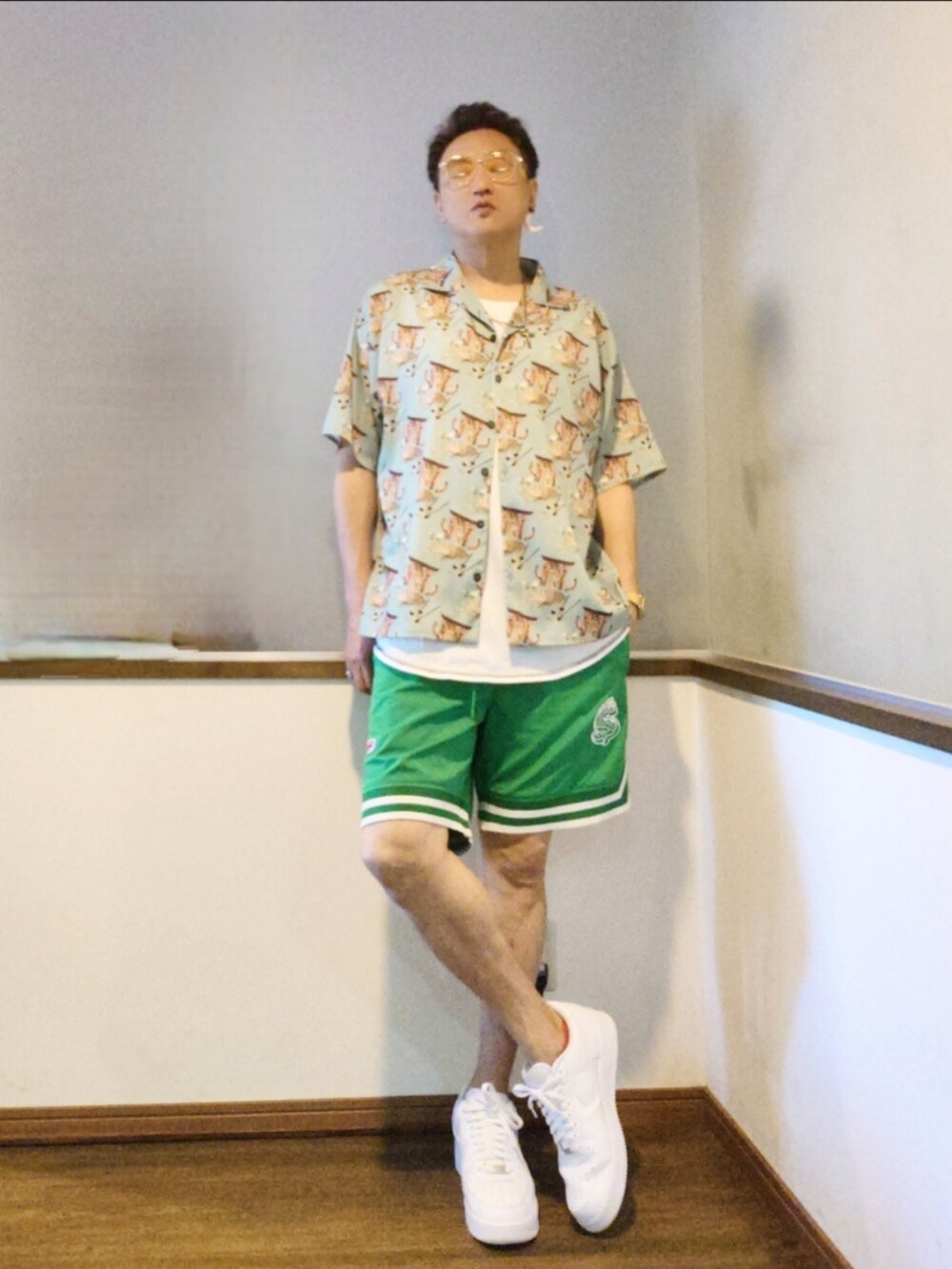 グリーン系のその他パンツ、グリーン系のシャツ/ブラウス、ホワイト系のスニーカーを着用したメンズの夏コーディネートの3枚目の写真