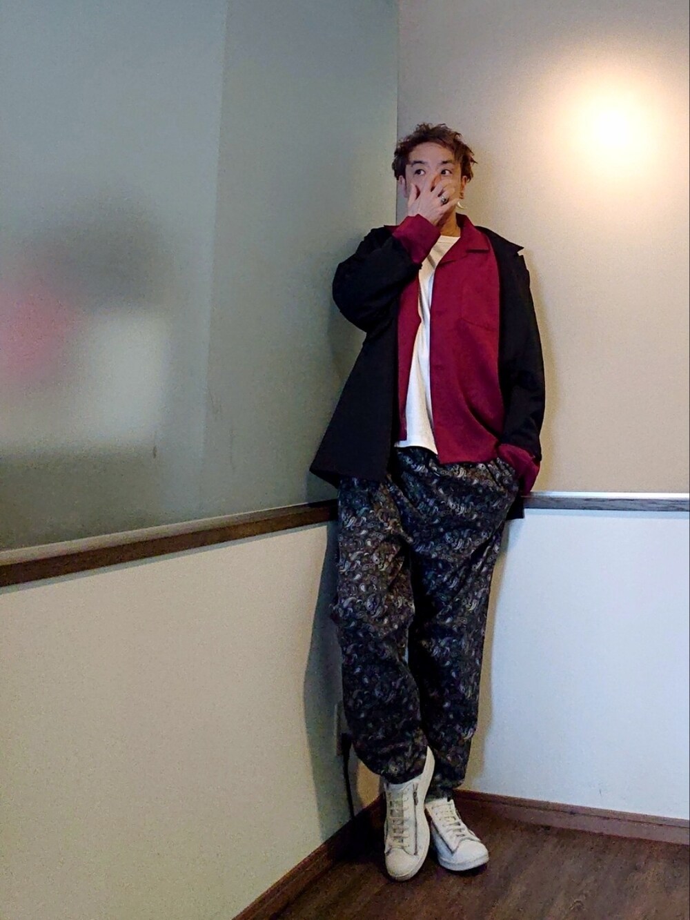 レッド系のシャツ/ブラウス、その他のその他パンツ、ホワイト系のスニーカーを着用したメンズの春コーディネートの3枚目の写真