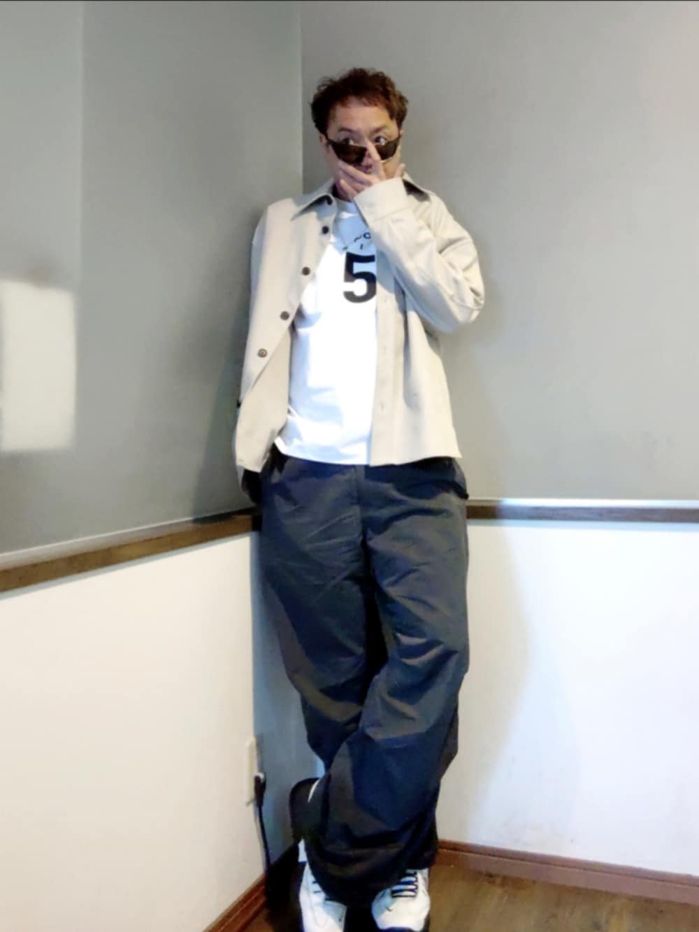 ホワイト系のTシャツ/カットソー、グレー系のその他アウター、グレー系のカーゴパンツを着用したメンズの秋コーディネートの2枚目の写真