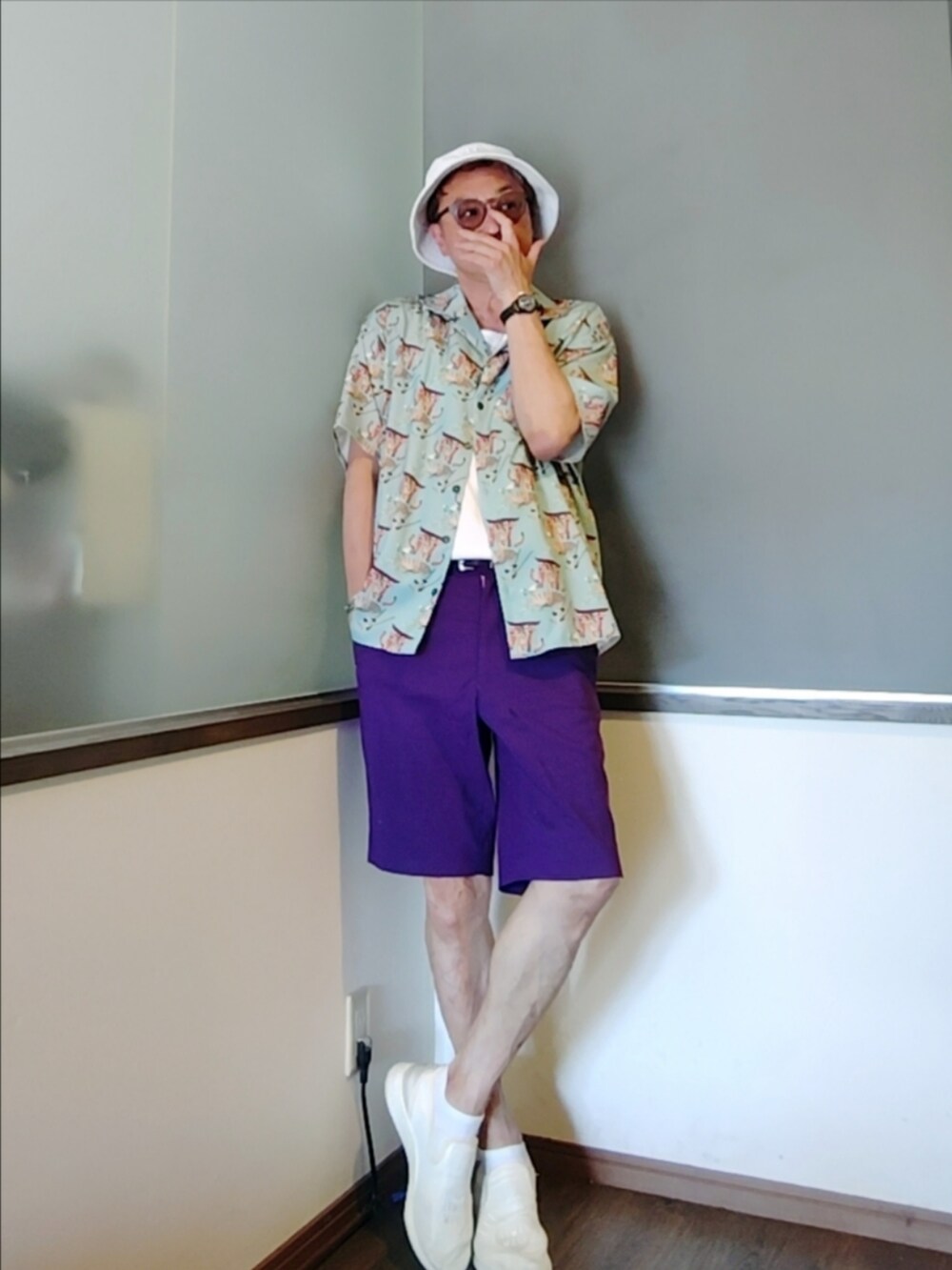 グリーン系のシャツ/ブラウス、パープル系のスラックス、ホワイト系のスニーカーを着用したメンズの夏コーディネートの2枚目の写真