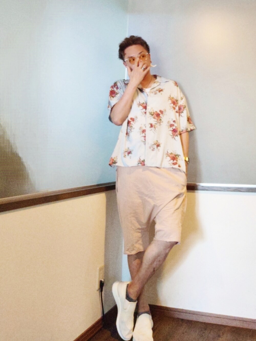 ブルー系のシャツ/ブラウス、ピンク系のスウェットパンツ、ホワイト系のスニーカーを着用したメンズの夏コーディネートの2枚目の写真