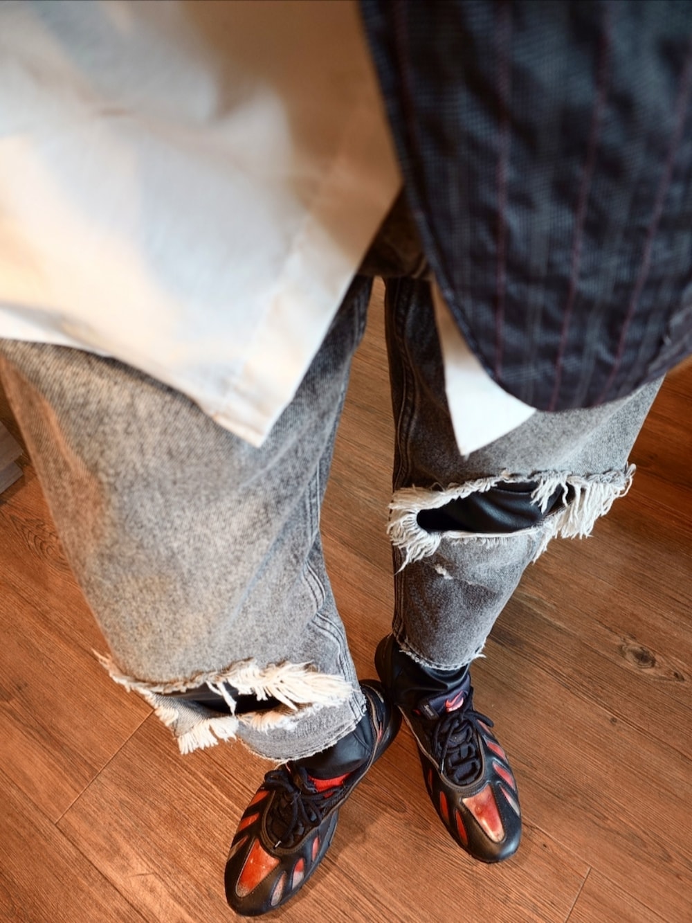 シルバー系のテーラードジャケット、グレー系のデニムパンツ、ブラック系のその他パンツを着用したメンズの秋コーディネートの4枚目の写真