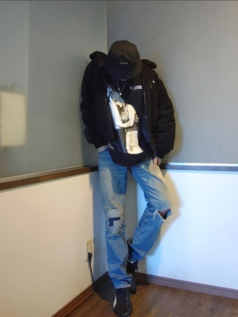 ブラック系のブルゾン、ブラック系のスウェット、ブルー系のデニムパンツを着用したメンズの秋コーディネートの2枚目の写真