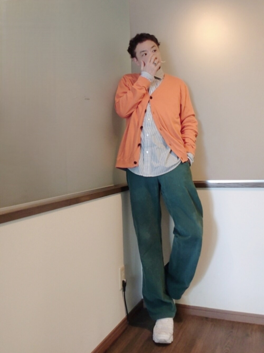 オレンジ系のカーディガン/ボレロ、グリーン系のシャツ/ブラウス、グリーン系のパンツを着用したメンズの春コーディネートの2枚目の写真