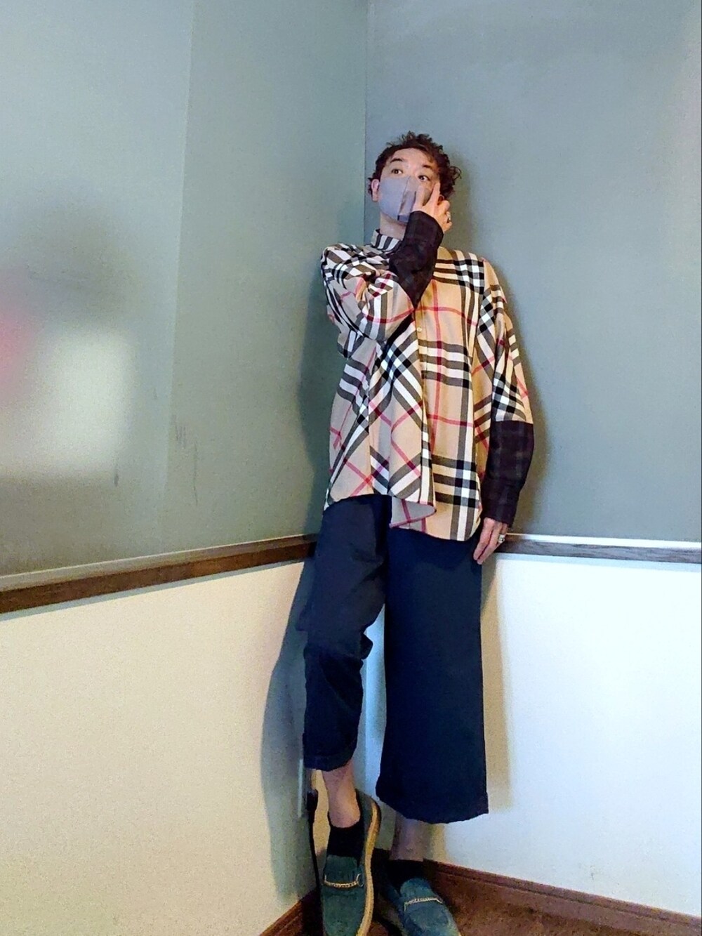 ベージュ系のシャツ/ブラウス、ブルー系のチノパンツ、ブルー系のローファーを着用したメンズの春コーディネートの2枚目の写真