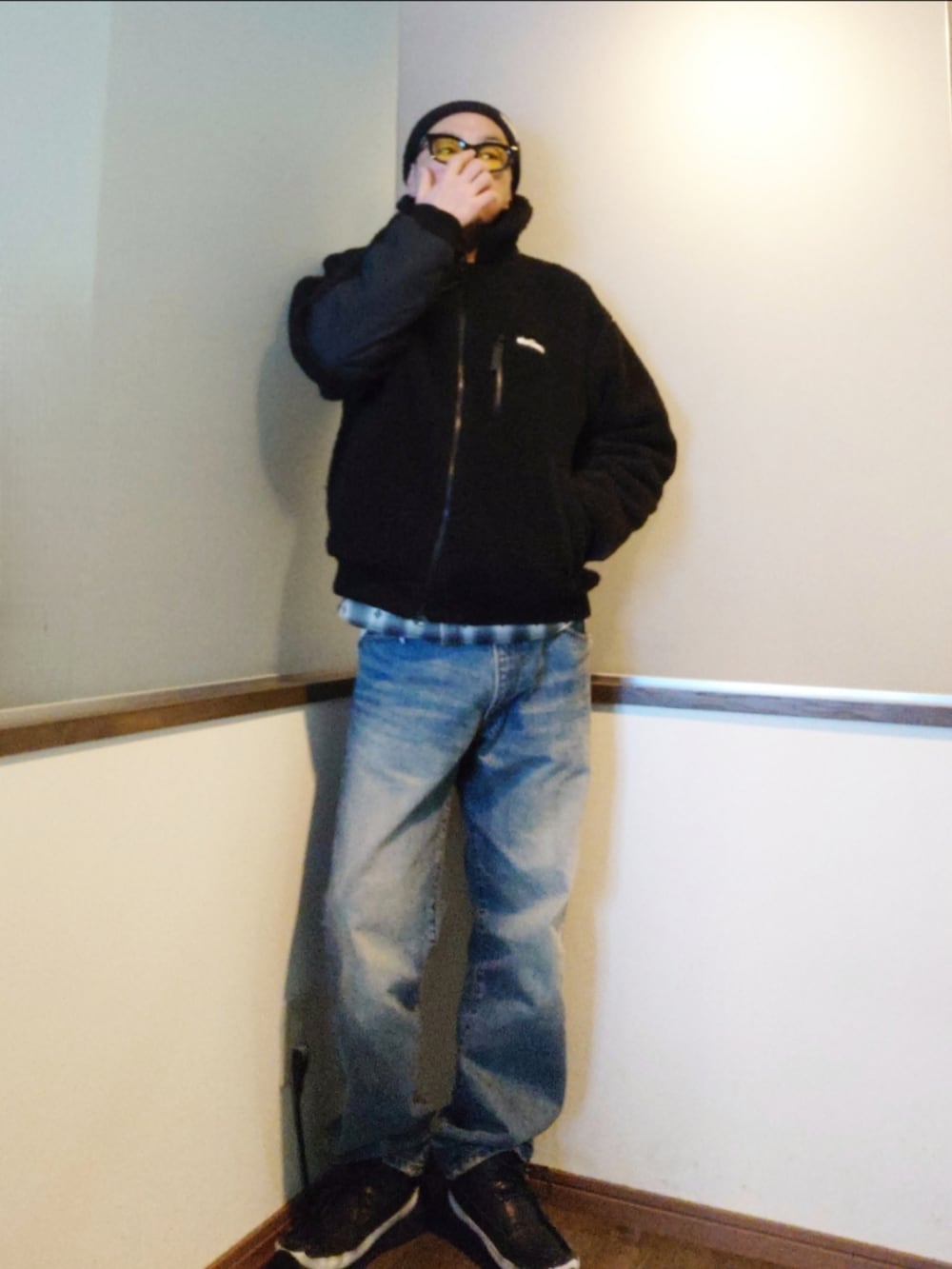 ブラック系のブルゾン、ブルー系のデニムジャケット、ブラック系のシャツ/ブラウスを着用したメンズの冬コーディネートの3枚目の写真