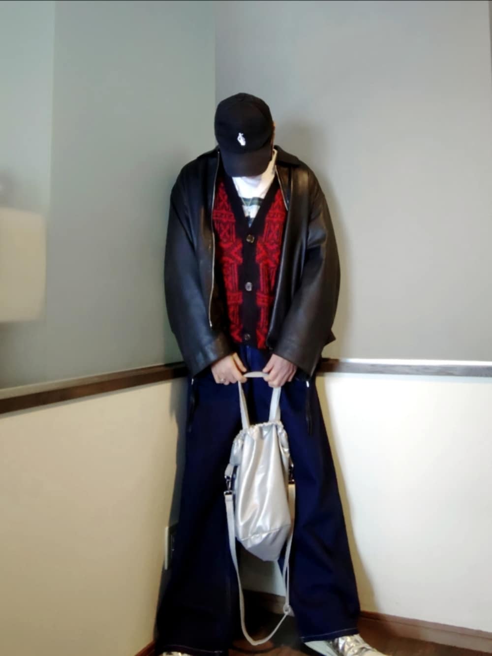 レッド系のカーディガン/ボレロ、ホワイト系のTシャツ/カットソー、ブラック系のブルゾンを着用したメンズの冬コーディネートの4枚目の写真