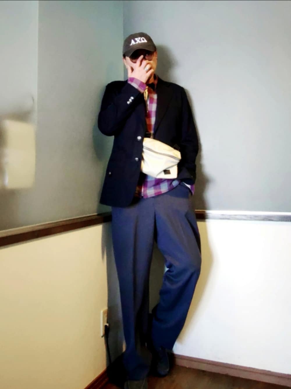 ブルー系のテーラードジャケット、レッド系のシャツ/ブラウス、グレー系のスラックスを着用したメンズの春コーディネートの2枚目の写真