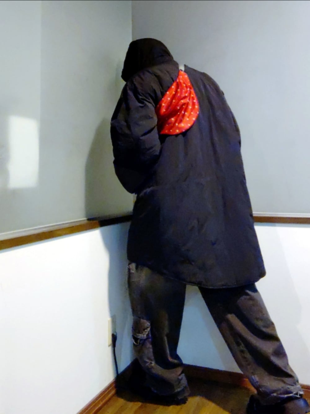 ブラック系のダウンジャケット/コート、ブラック系のジャージ、レッド系のショルダーバッグを着用したメンズの冬コーディネートの4枚目の写真