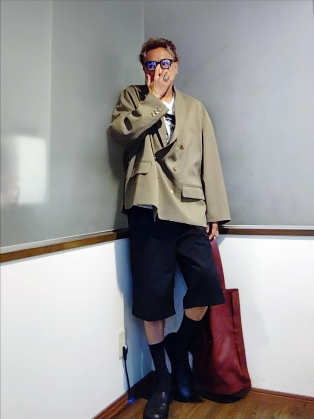 その他のテーラードジャケット、ホワイト系のTシャツ/カットソー、ブラック系のチノパンツを着用したメンズの秋コーディネートの2枚目の写真