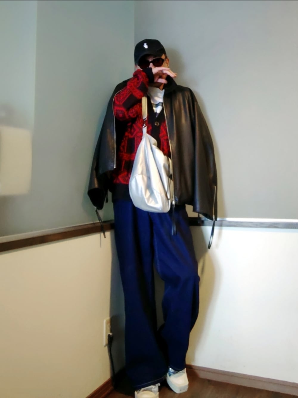 レッド系のカーディガン/ボレロ、ホワイト系のTシャツ/カットソー、ブラック系のブルゾンを着用したメンズの冬コーディネートの2枚目の写真