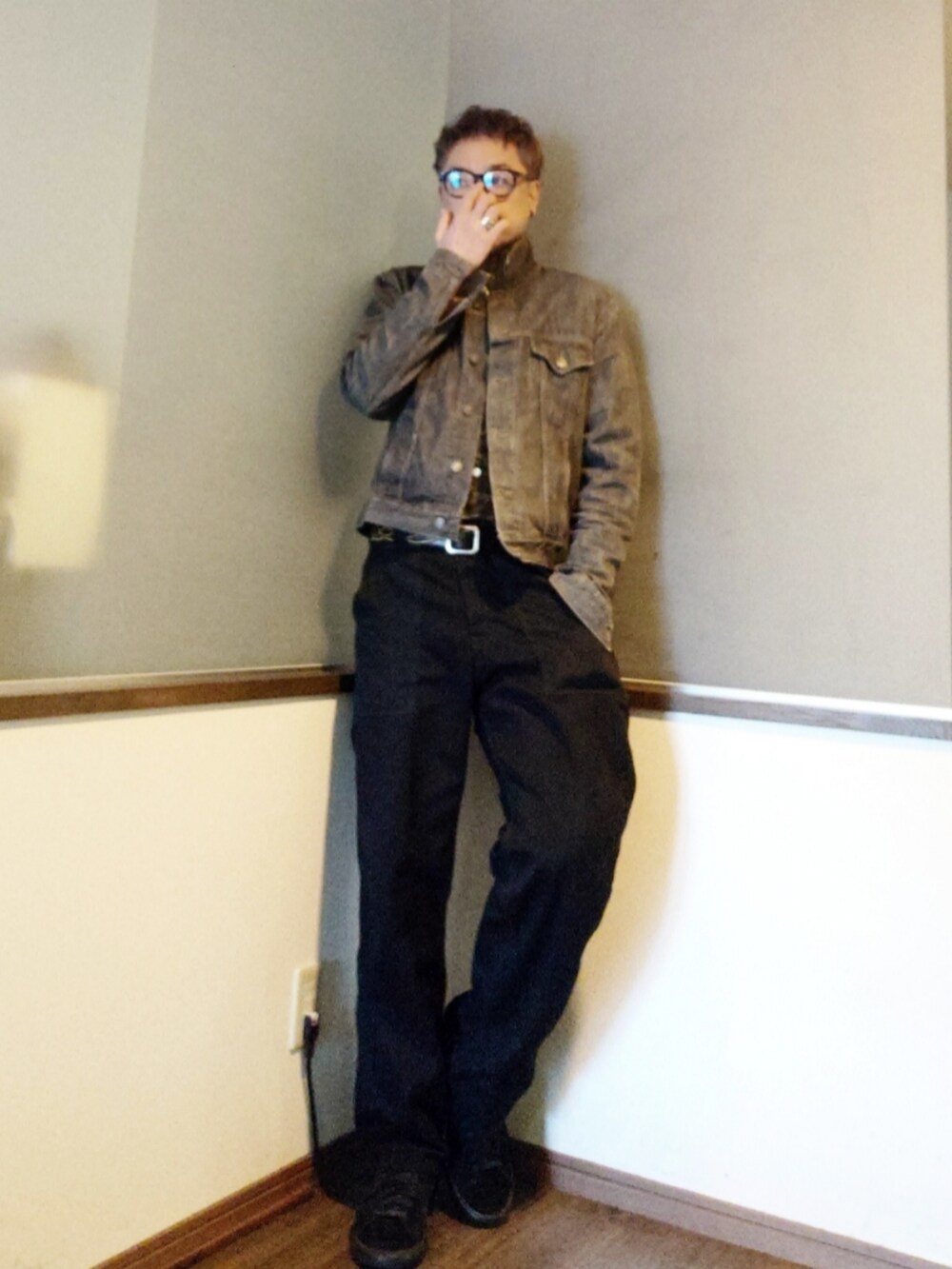 グリーン系のシャツ/ブラウス、ブラック系のチノパンツ、ブラック系のスニーカーを着用したメンズの春コーディネートの2枚目の写真