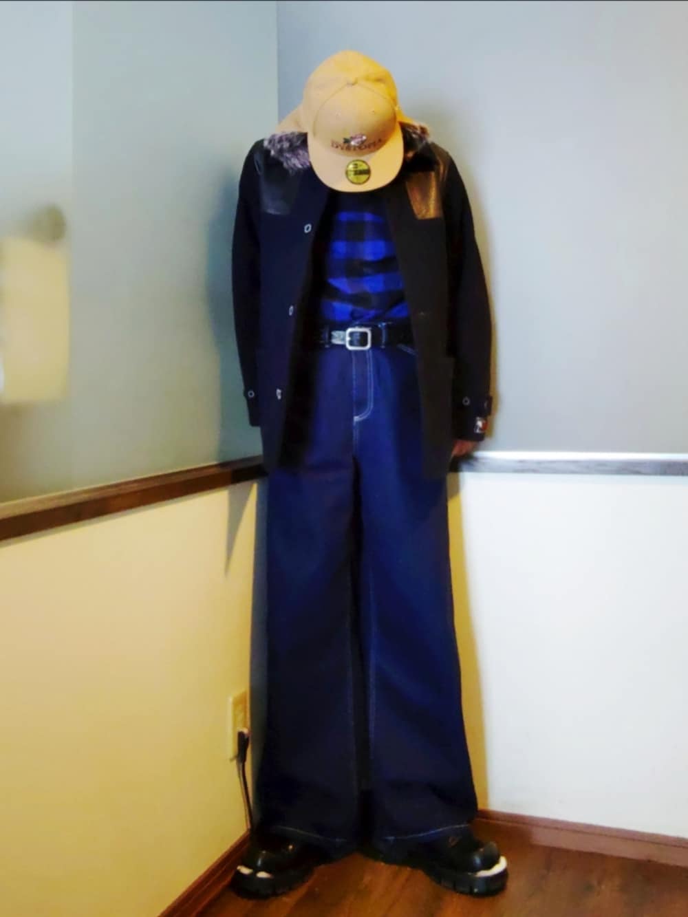 ブルー系のその他アウター、ブルー系のシャツ/ブラウス、ブルー系のデニムパンツを着用したメンズの冬コーディネートの3枚目の写真