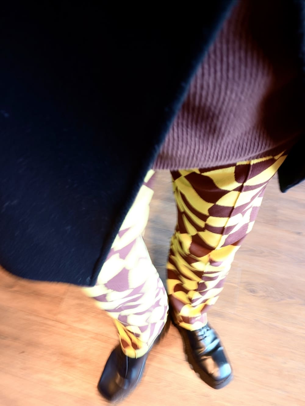 ブラック系のピーコート、グリーン系のその他パンツ、ブラック系のドレスシューズを着用したメンズの秋コーディネートの3枚目の写真