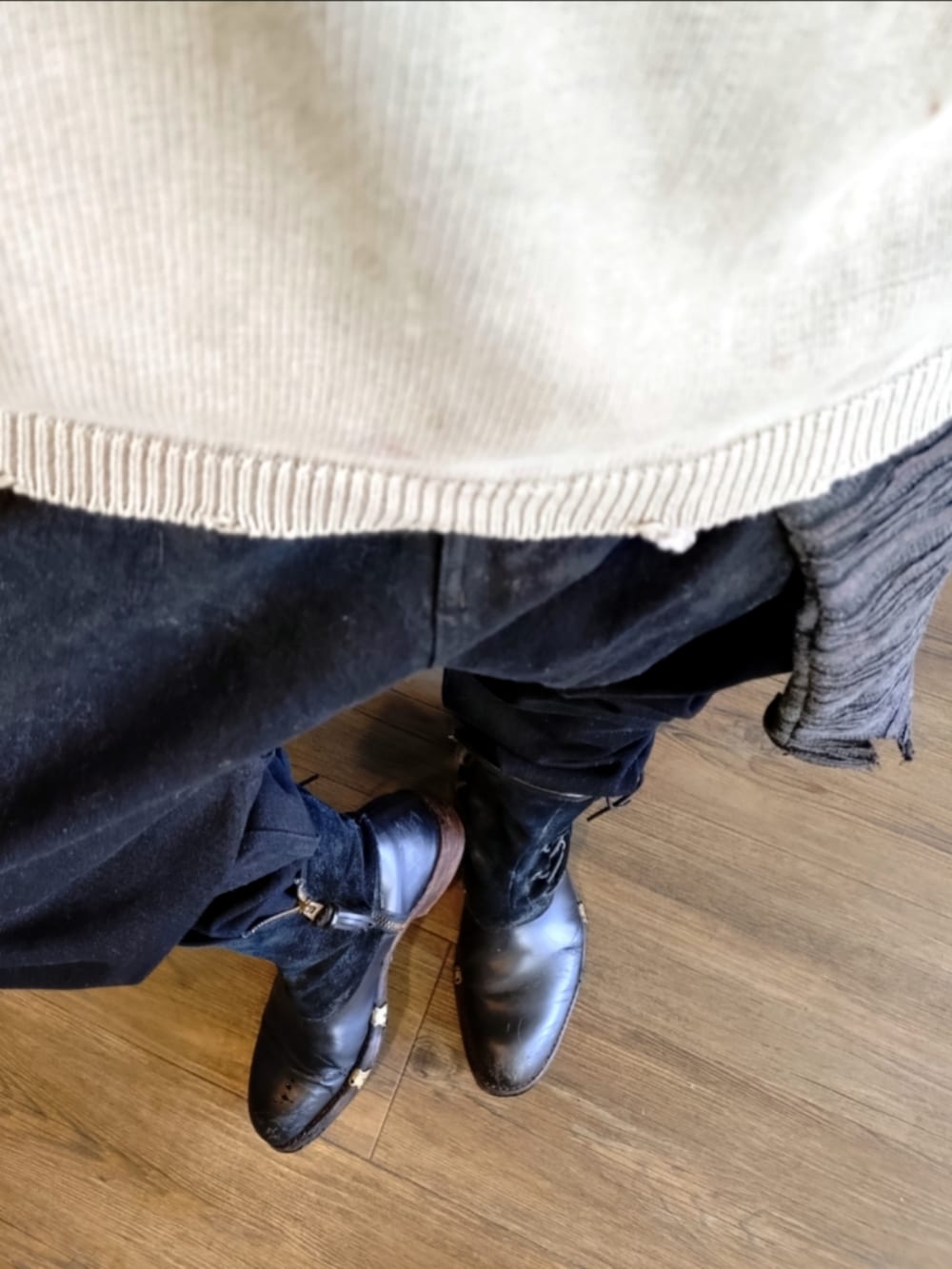 ベージュ系のニット/セーター、ブラック系のその他パンツ、ブラック系のブーツを着用したメンズの秋コーディネートの4枚目の写真