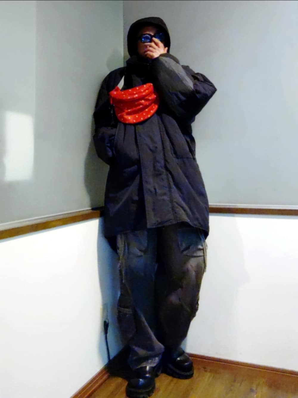 ブラック系のダウンジャケット/コート、ブラック系のジャージ、レッド系のショルダーバッグを着用したメンズの冬コーディネートの3枚目の写真