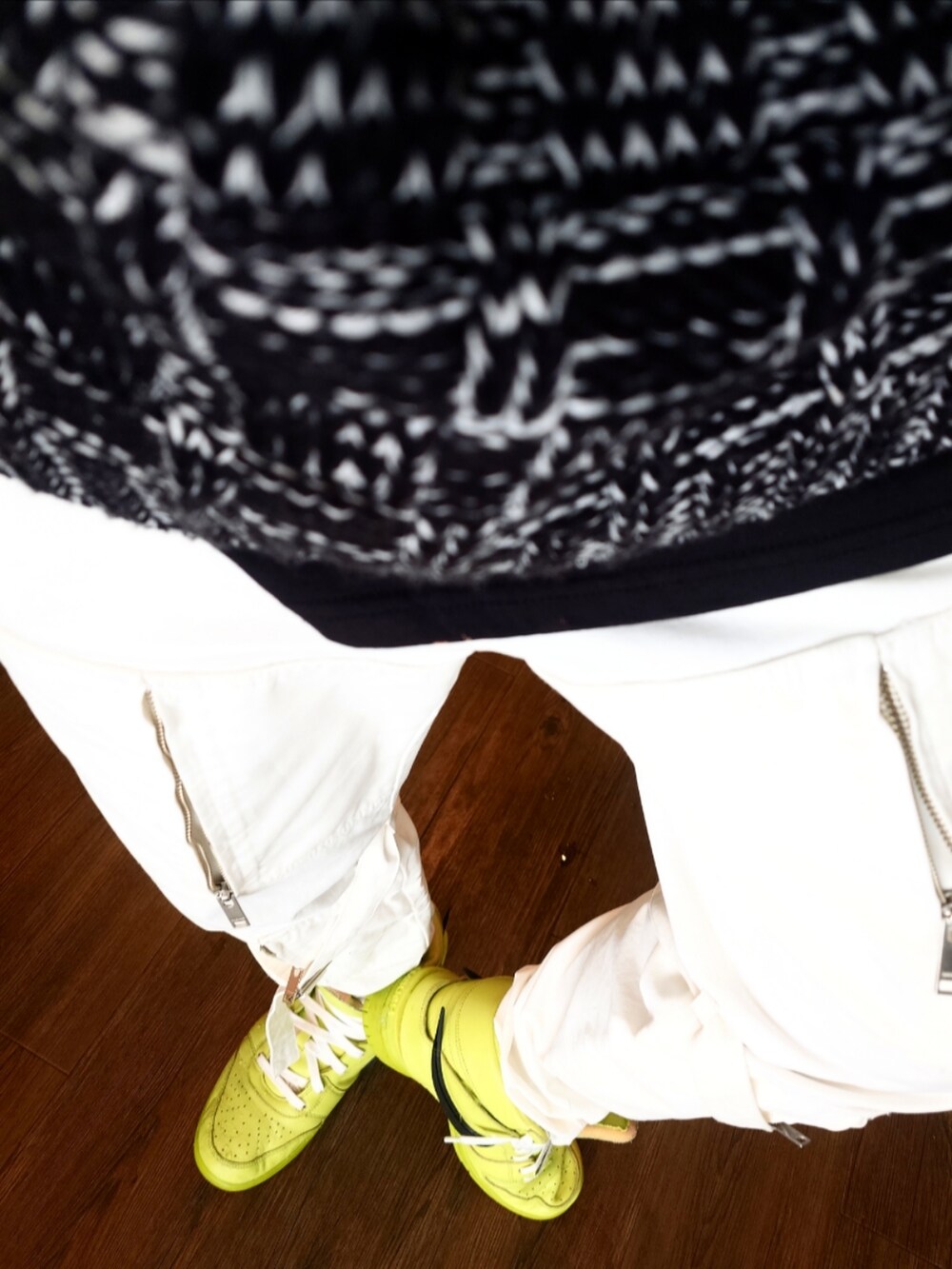 グリーン系のスニーカー、ホワイト系のその他パンツ、ブラック系のダウンジャケット/コートを着用したメンズの冬コーディネートの4枚目の写真