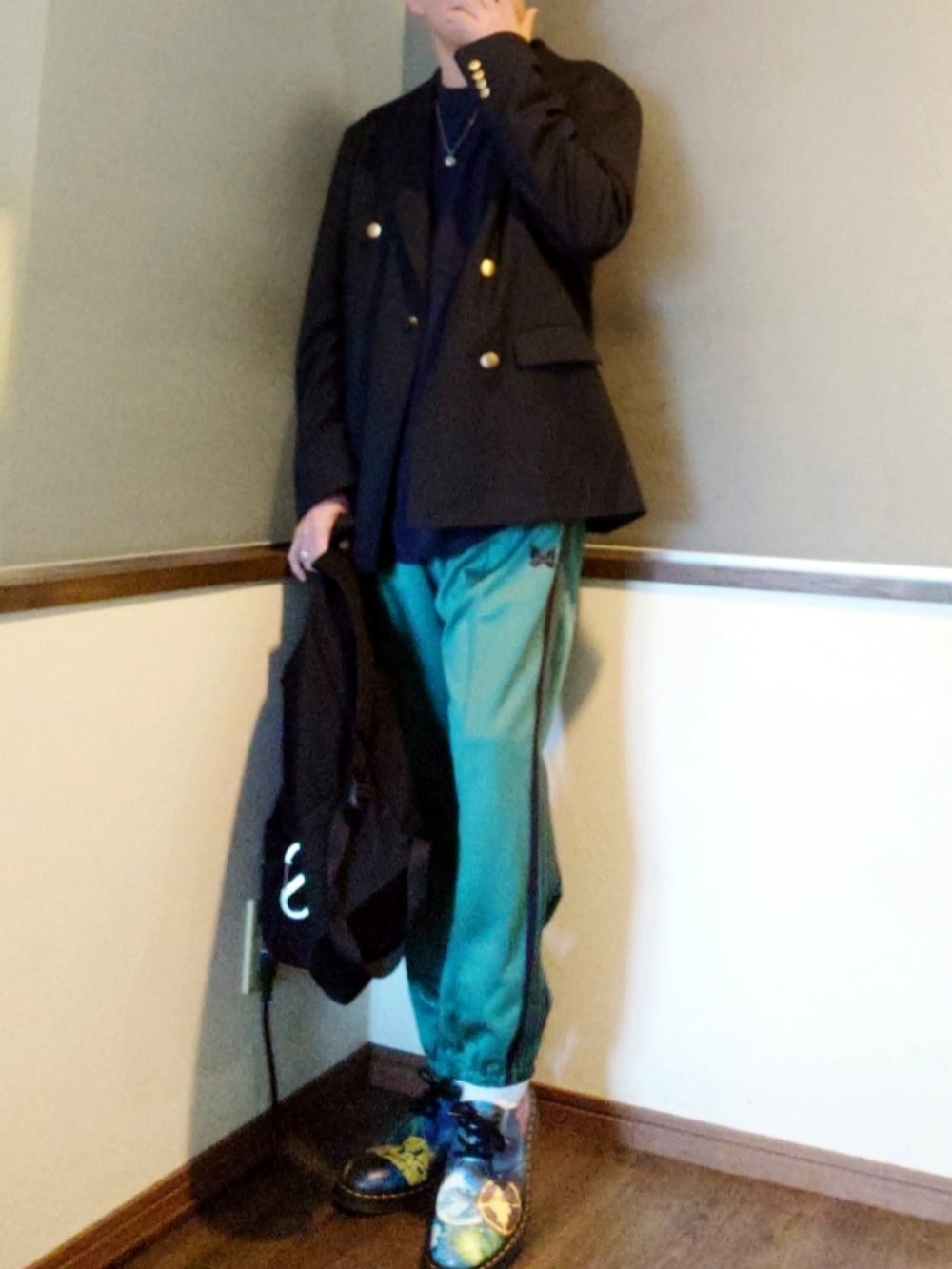 グリーン系のその他パンツ、ブルー系のその他アウター、ブルー系のTシャツ/カットソーを着用したメンズの春コーディネートの2枚目の写真