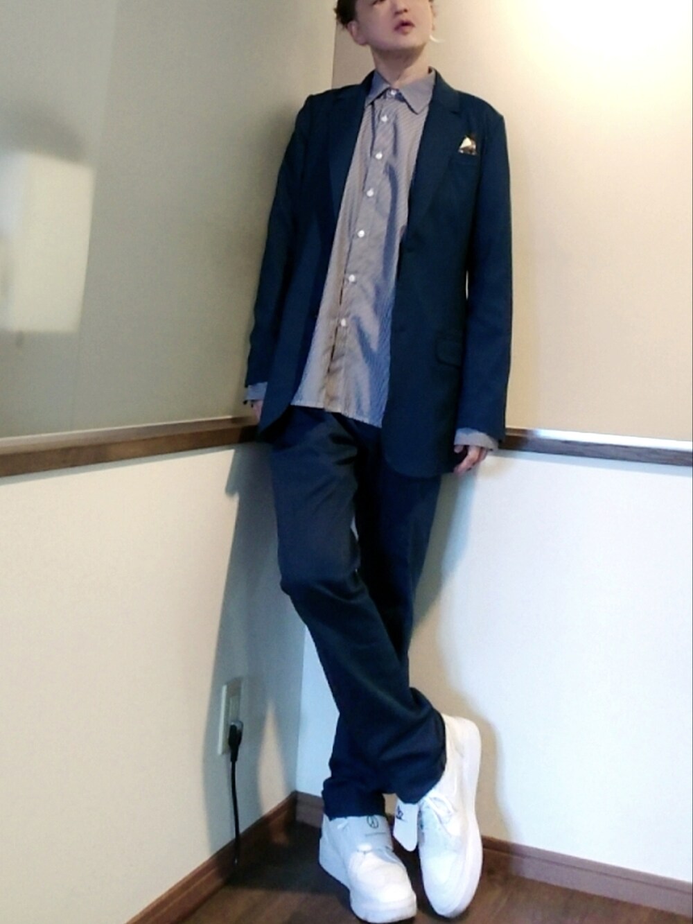 ブラック系のシャツ/ブラウス、ブルー系のテーラードジャケット、ベージュ系のステンカラーコートを着用したメンズの春コーディネートの2枚目の写真