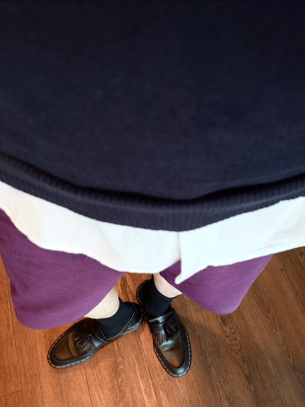 ブルー系のその他アウター、ブルー系のニット/セーター、パープル系のスラックスを着用したメンズの春コーディネートの4枚目の写真