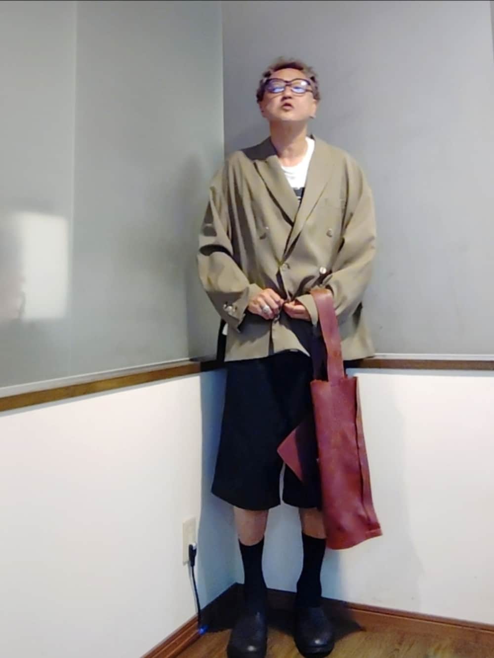 その他のテーラードジャケット、ホワイト系のTシャツ/カットソー、ブラック系のチノパンツを着用したメンズの秋コーディネートの3枚目の写真