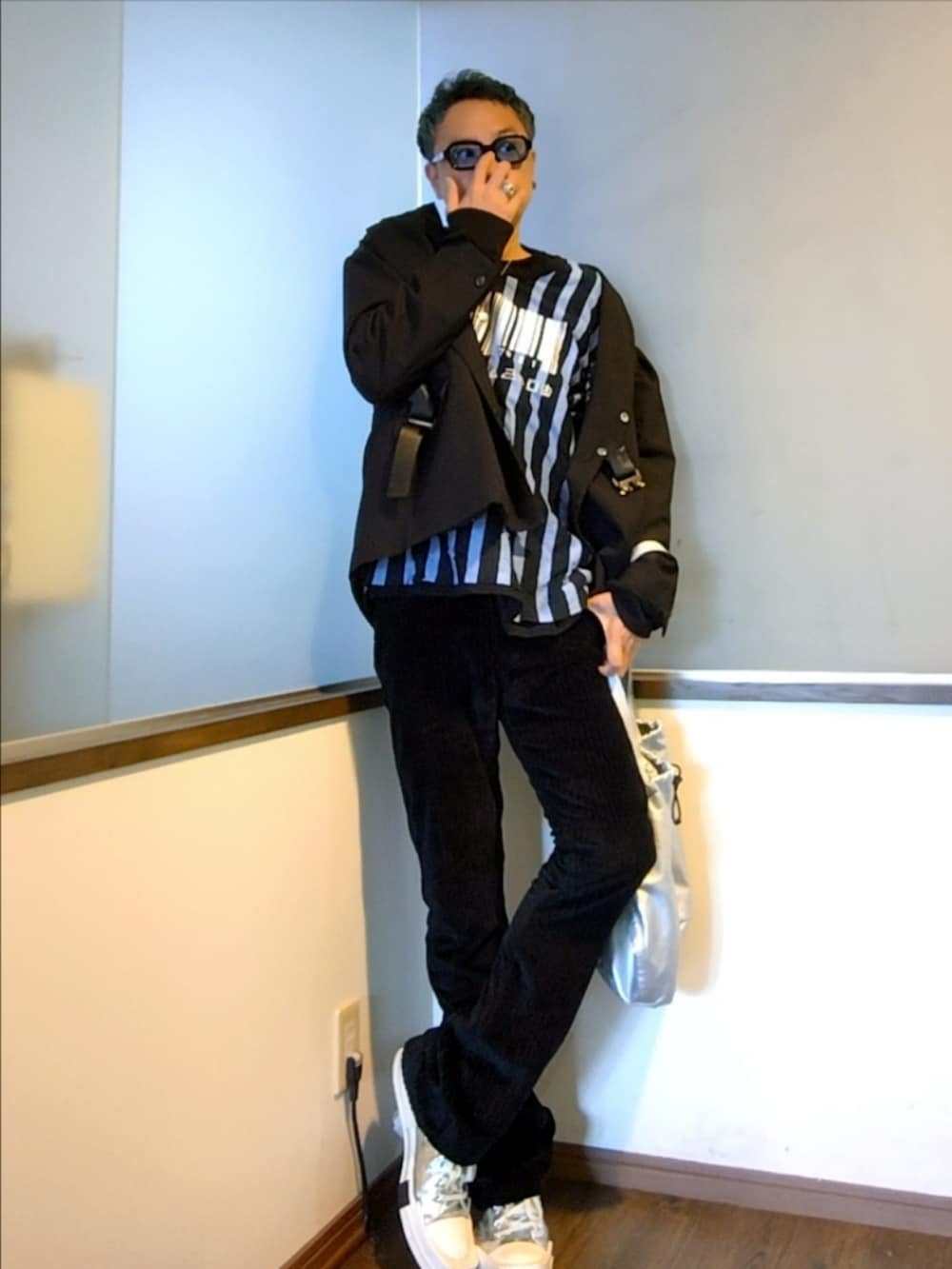 ブラック系のテーラードジャケット、ブルー系のTシャツ/カットソー、ブラック系のTシャツ/カットソーを着用したメンズの秋コーディネートの2枚目の写真