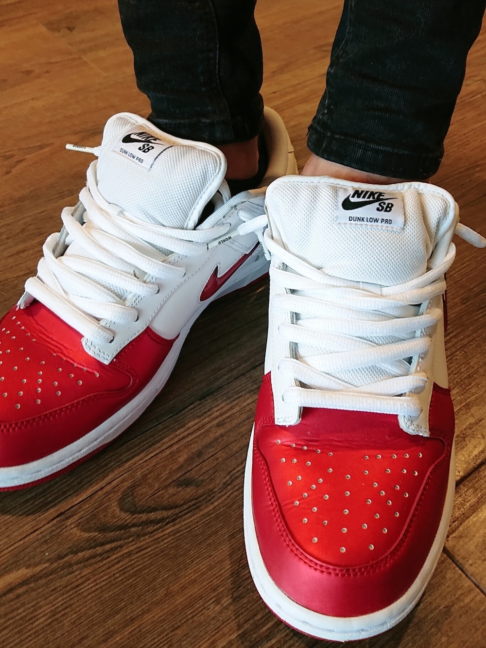 ブラック系のTシャツ/カットソー、ブラック系のデニムパンツ、ホワイト系のスニーカーを着用したメンズの夏コーディネートの3枚目の写真