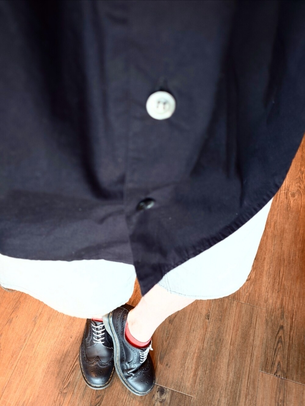 ブラック系のシャツ/ブラウス、グレー系のパンツ、ブラック系のドレスシューズを着用したメンズの夏コーディネートの2枚目の写真