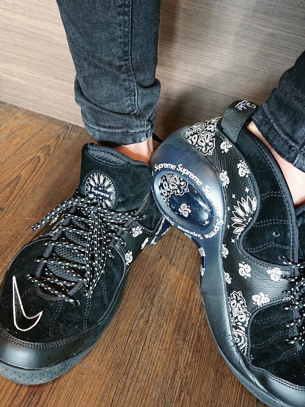 ブラック系のTシャツ/カットソー、ホワイト系のTシャツ/カットソー、ブラック系のデニムパンツを着用したメンズの夏コーディネートの3枚目の写真