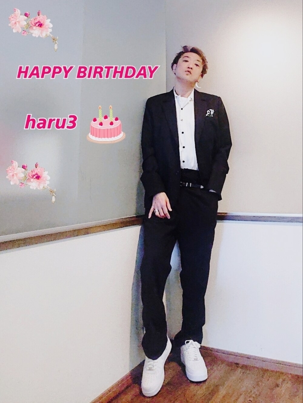 グレー系のテーラードジャケット、グレー系のスラックス、ホワイト系のスニーカーを着用したメンズの春コーディネートの2枚目の写真