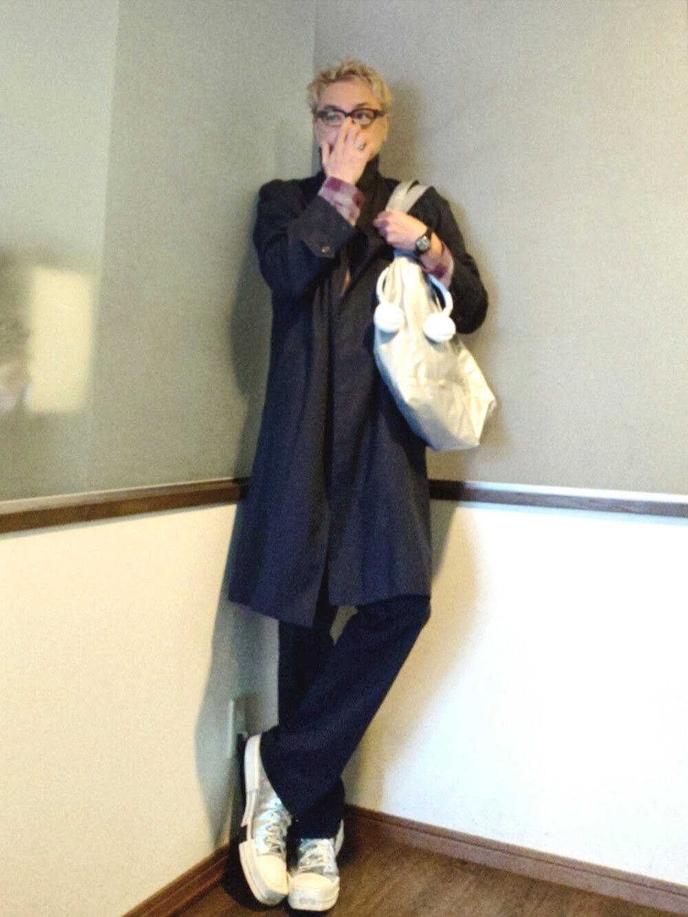 ブルー系のステンカラーコート、レッド系のシャツ/ブラウス、ブルー系のスラックスを着用したメンズの春コーディネートの2枚目の写真