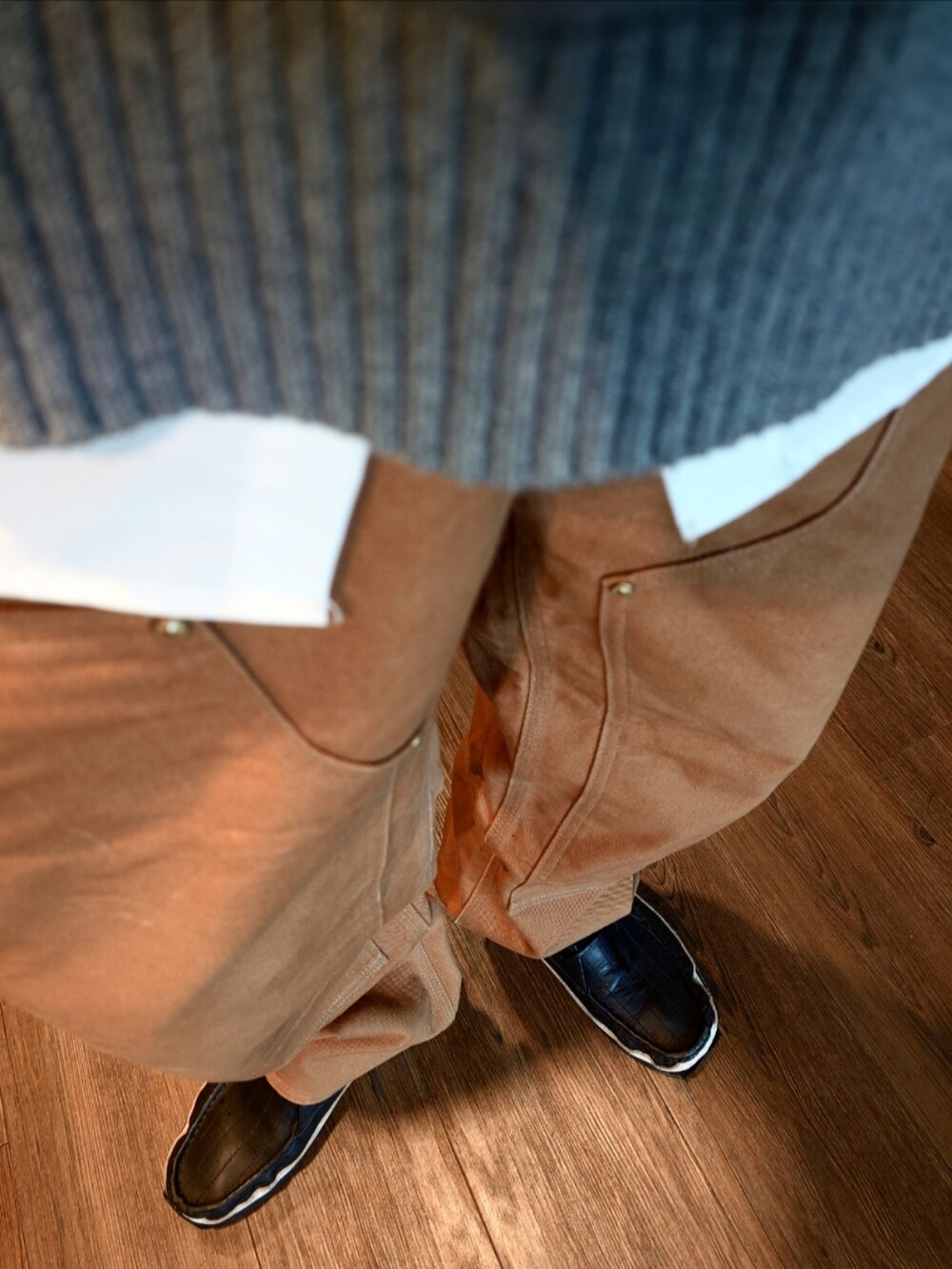 ブラウン系のその他パンツ、ブラック系のブーツ、グレー系のベストを着用したメンズの秋コーディネートの4枚目の写真