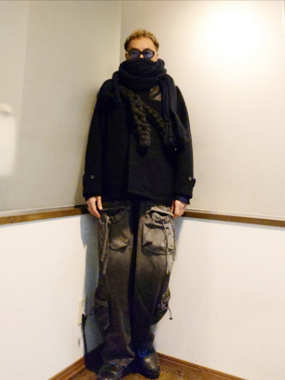 ブルー系のその他アウター、ブルー系のシャツ/ブラウス、ブラック系のショルダーバッグを着用したメンズの秋コーディネートの3枚目の写真