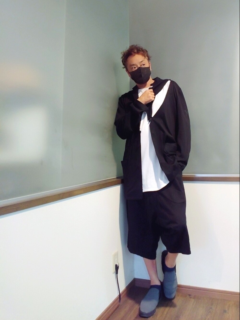 ホワイト系のTシャツ/カットソー、ブラック系のカーディガン/ボレロ、ブラック系のその他パンツを着用したメンズの秋コーディネートの2枚目の写真