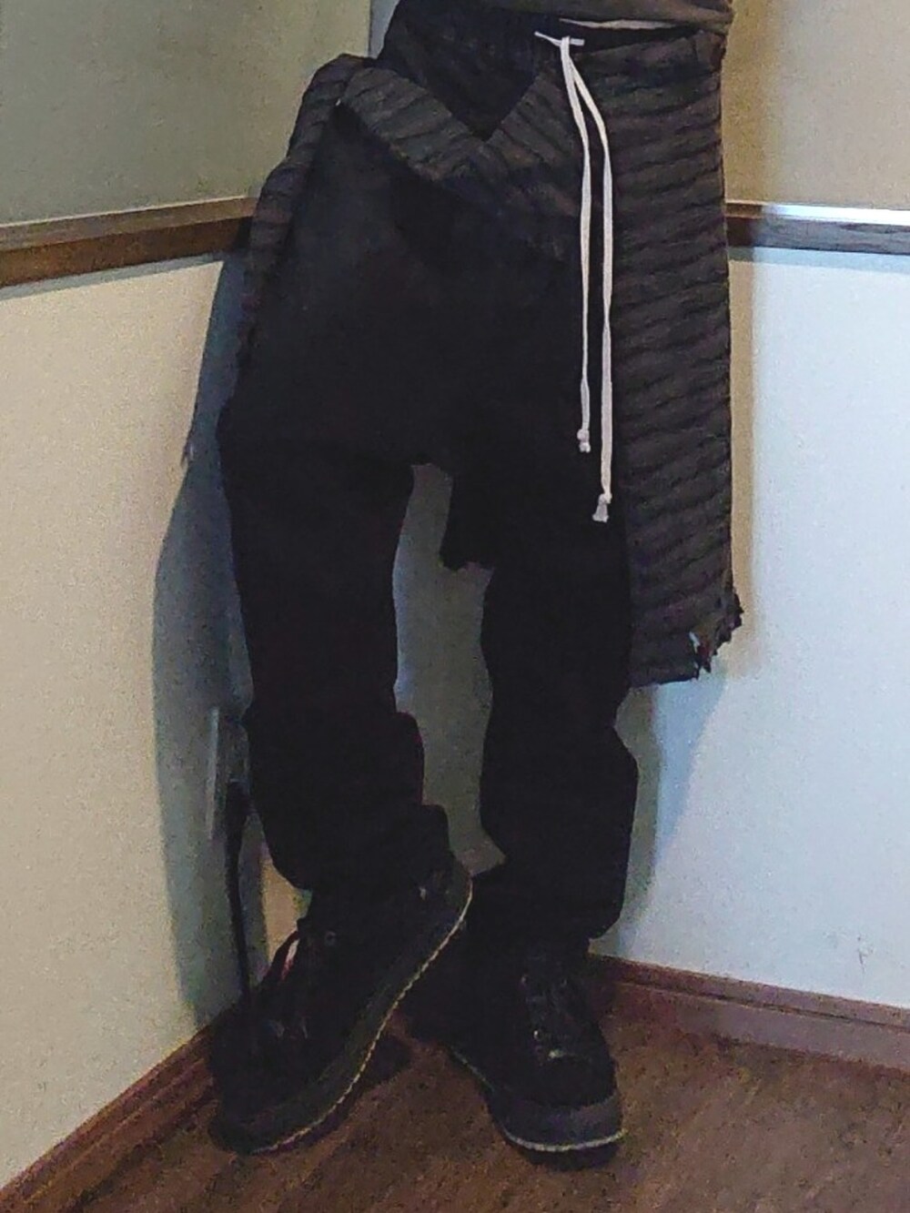 ブラック系のTシャツ/カットソー、ブラック系のその他パンツ、ブラック系のスニーカーを着用したメンズの夏コーディネートの2枚目の写真