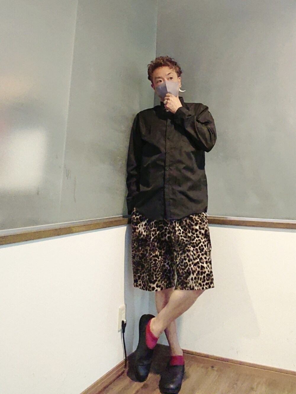 ブラック系のシャツ/ブラウス、ベージュ系のその他パンツ、ブラック系のスリッポンを着用したメンズの夏コーディネートの2枚目の写真