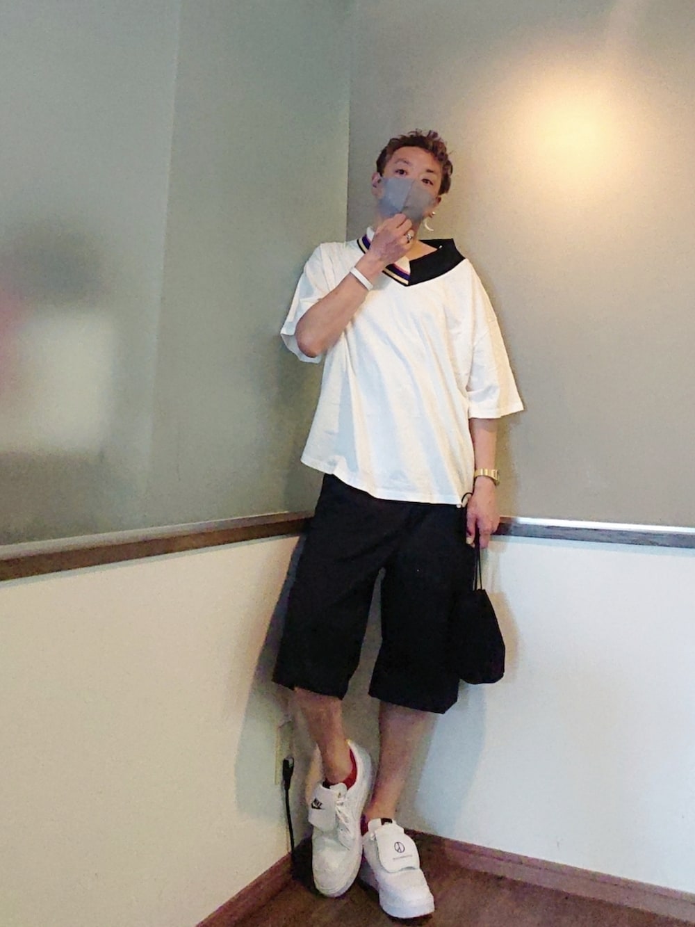 ホワイト系のTシャツ/カットソー、ブラック系のチノパンツ、ホワイト系のドレスシューズを着用したメンズの夏コーディネートの3枚目の写真