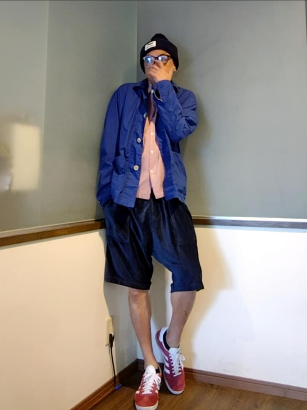 ブルー系のカバーオール、ブルー系のその他パンツ、レッド系のスニーカーを着用したメンズの秋コーディネートの2枚目の写真