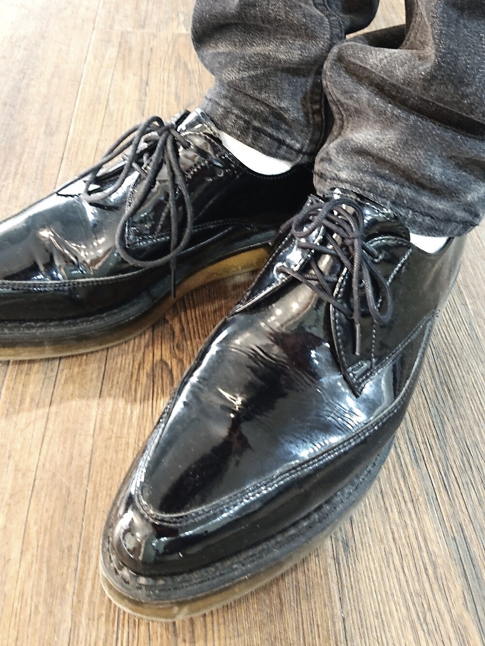 ブラック系のシャツ/ブラウス、ブラック系のデニムパンツ、ブラック系のドレスシューズを着用したメンズの夏コーディネートの2枚目の写真