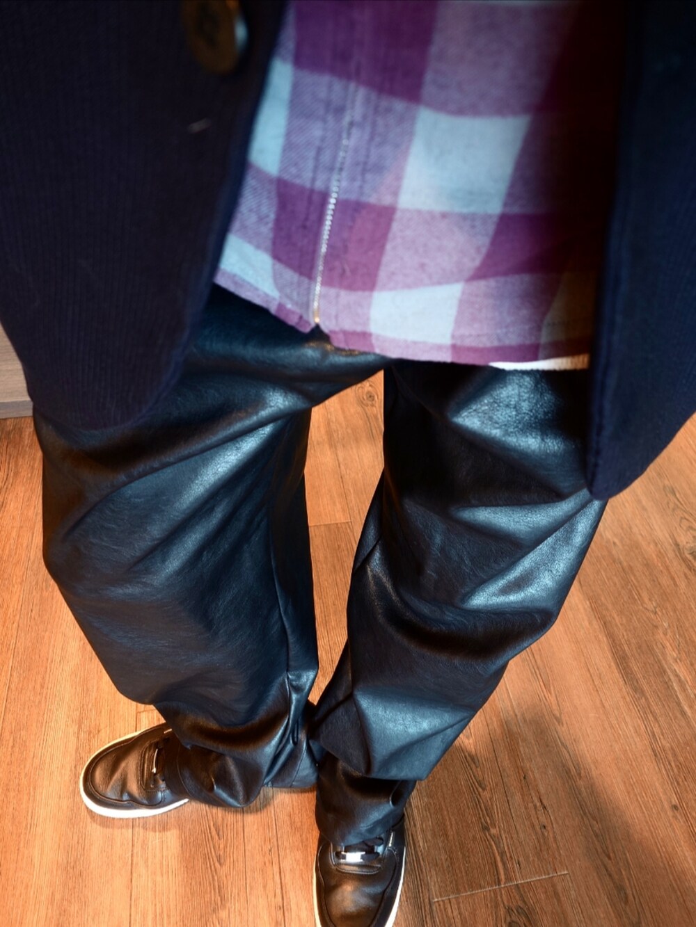 ブルー系のテーラードジャケット、レッド系のシャツ/ブラウス、ブラック系のその他パンツを着用したメンズの冬コーディネートの3枚目の写真