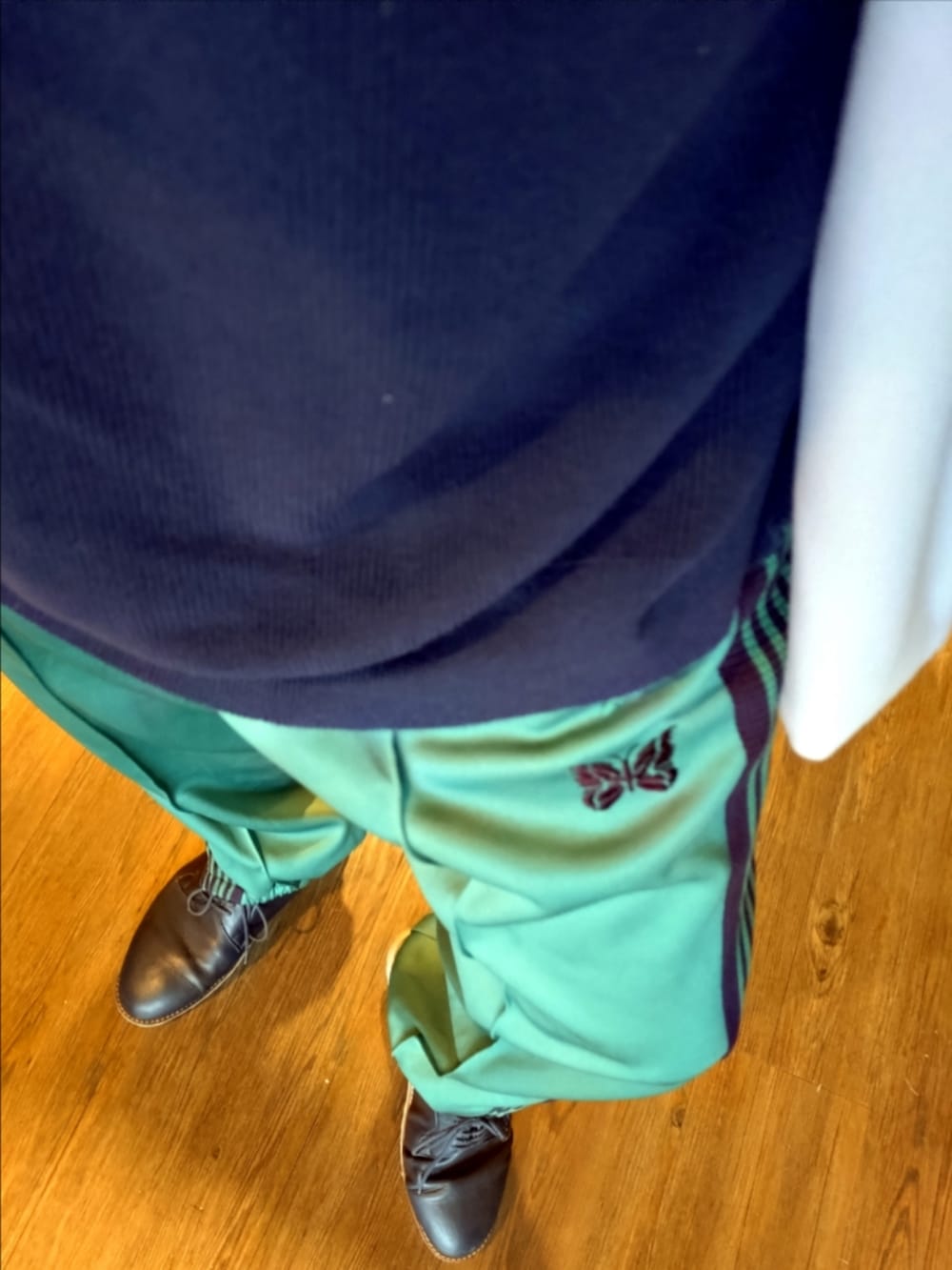 グリーン系のその他パンツ、ブルー系のTシャツ/カットソー、パープル系のテーラードジャケットを着用したメンズの秋コーディネートの4枚目の写真