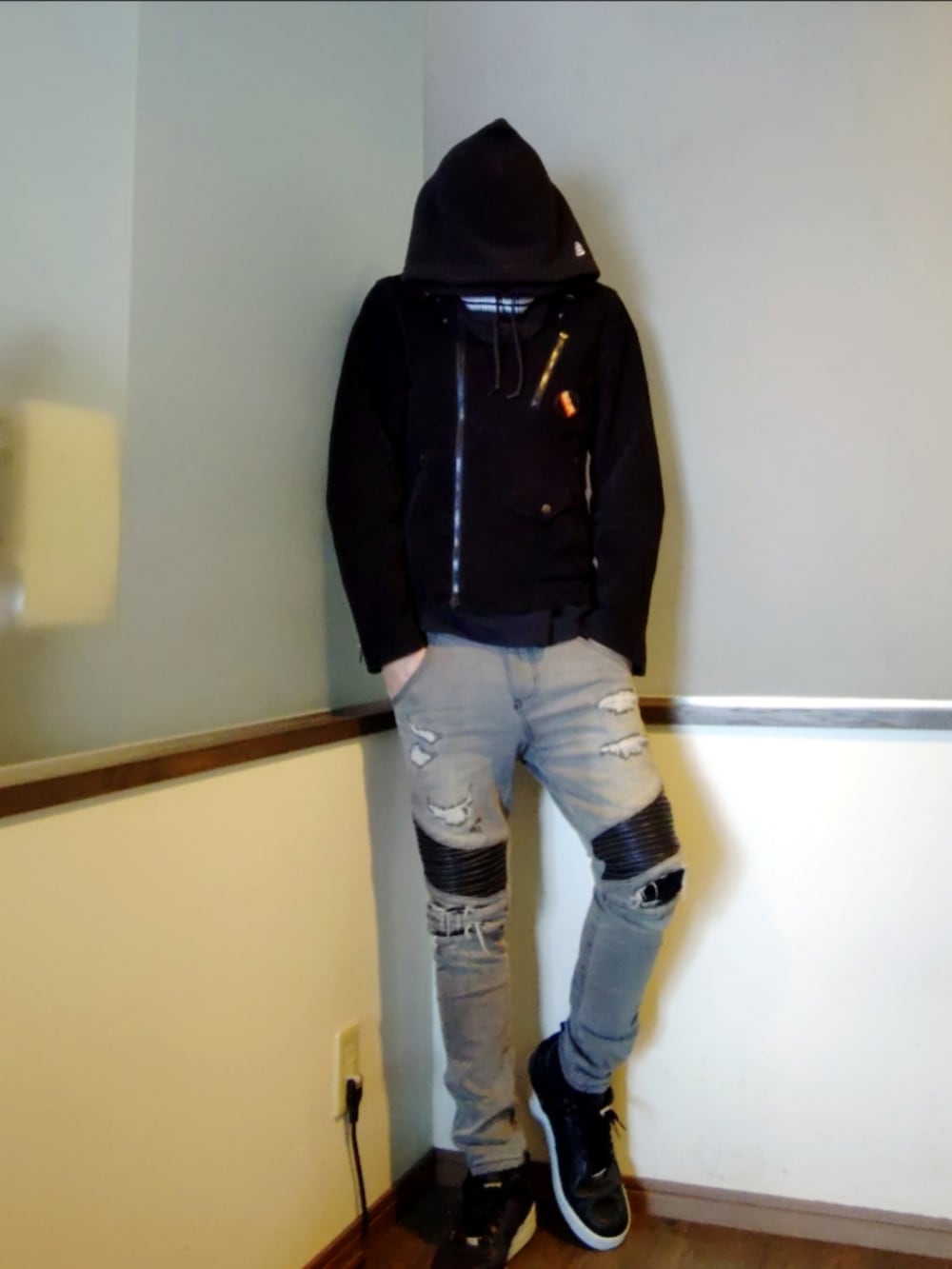 グレー系のデニムパンツ、ブラック系のライダースジャケット、ブラック系のスニーカーを着用したメンズの冬コーディネートの3枚目の写真