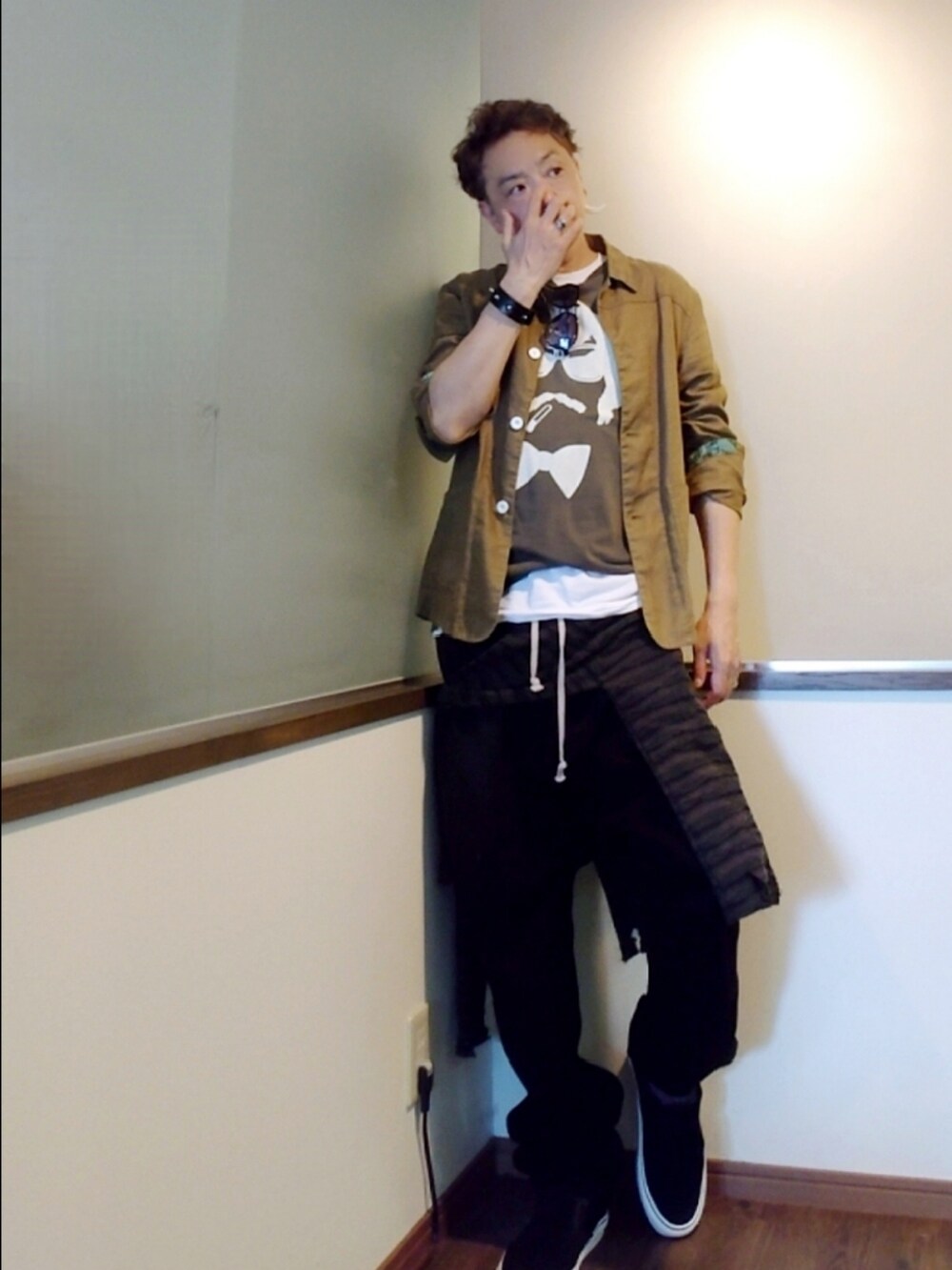 ブラック系のTシャツ/カットソー、ブラック系のその他パンツ、ブラック系のスニーカーを着用したメンズの夏コーディネートの3枚目の写真