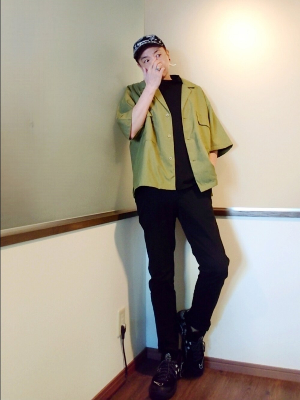 グリーン系のシャツ/ブラウス、ブラック系のTシャツ/カットソー、ブラック系のその他パンツを着用したメンズの春コーディネートの2枚目の写真